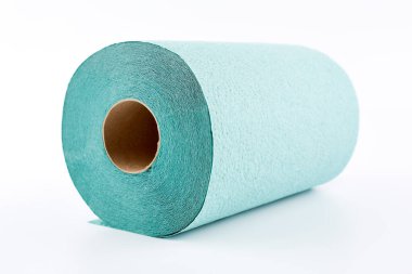 Kağıt havlu rulosu beyaz arka planda izole edilmiş. Tuvalet kağıdı rulosu.
