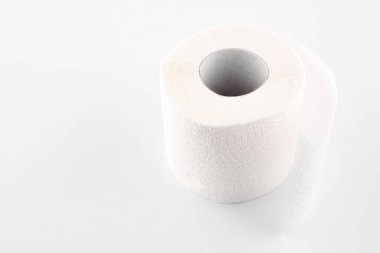 Kağıt havlu rulosu beyaz arka planda izole edilmiş. Tuvalet kağıdı rulosu.