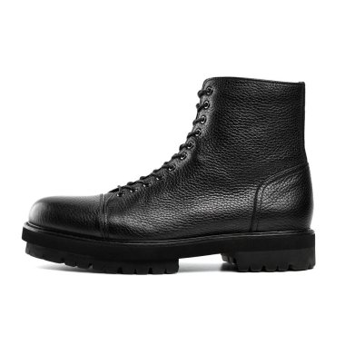 Erkekler için sonbahar, bahar, Avrupa kışı için deri ayakkabılar. Modern bir grunge kadını için bot. Beyaz bağcıklı siyah kadın çizmeleri. Kara Deri Ordu Çizmeleri. Sonbahar. Moda. Biçim.