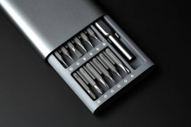 Tornavida için birkaç parça. Tornavida için metal parçalar. Ev kullanımı için araç ayarlandı. Tornavidalar için enjektör ve adaptörler. Başı farklı boyutta altıgen sürücüsü.