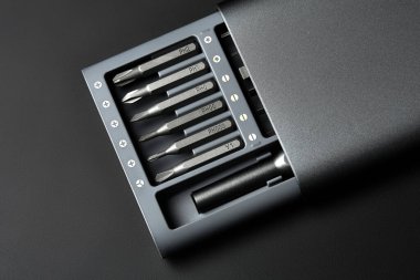 Tornavida için birkaç parça. Tornavida için metal parçalar. Ev kullanımı için araç ayarlandı. Tornavidalar için enjektör ve adaptörler. Başı farklı boyutta altıgen sürücüsü.