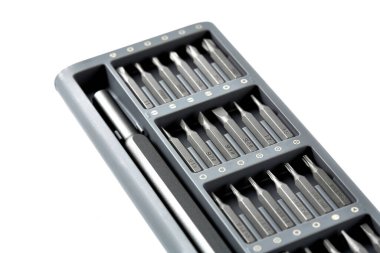 Tornavida için birkaç parça. Tornavida için metal parçalar. Ev kullanımı için araç ayarlandı. Tornavidalar için enjektör ve adaptörler. Başı farklı boyutta altıgen sürücüsü.