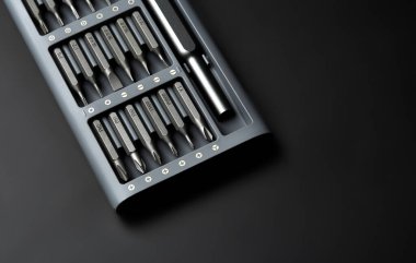 Tornavida için birkaç parça. Tornavida için metal parçalar. Ev kullanımı için araç ayarlandı. Tornavidalar için enjektör ve adaptörler. Başı farklı boyutta altıgen sürücüsü.