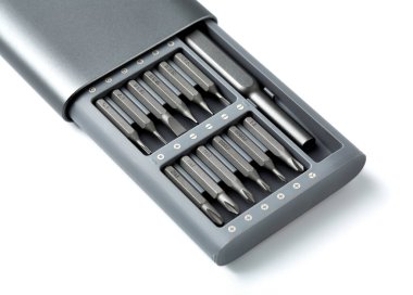 Tornavida için birkaç parça. Tornavida için metal parçalar. Ev kullanımı için araç ayarlandı. Tornavidalar için enjektör ve adaptörler. Başı farklı boyutta altıgen sürücüsü.