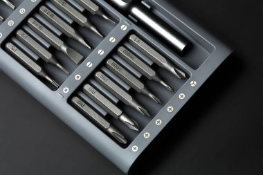 Tornavida için birkaç parça. Tornavida için metal parçalar. Ev kullanımı için araç ayarlandı. Tornavidalar için enjektör ve adaptörler. Başı farklı boyutta altıgen sürücüsü.