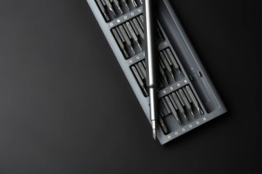 Tornavida için birkaç parça. Tornavida için metal parçalar. Ev kullanımı için araç ayarlandı. Tornavidalar için enjektör ve adaptörler. Başı farklı boyutta altıgen sürücüsü.