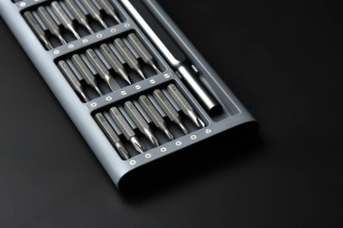 Tornavida için birkaç parça. Tornavida için metal parçalar. Ev kullanımı için araç ayarlandı. Tornavidalar için enjektör ve adaptörler. Başı farklı boyutta altıgen sürücüsü.