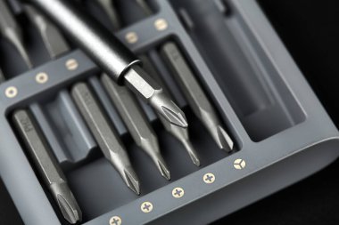 Tornavida için birkaç parça. Tornavida için metal parçalar. Ev kullanımı için araç ayarlandı. Tornavidalar için enjektör ve adaptörler. Başı farklı boyutta altıgen sürücüsü.