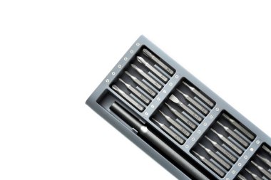 Tornavida için birkaç parça. Tornavida için metal parçalar. Ev kullanımı için araç ayarlandı. Tornavidalar için enjektör ve adaptörler. Başı farklı boyutta altıgen sürücüsü.