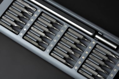 Tornavida için birkaç parça. Tornavida için metal parçalar. Ev kullanımı için araç ayarlandı. Tornavidalar için enjektör ve adaptörler. Başı farklı boyutta altıgen sürücüsü.