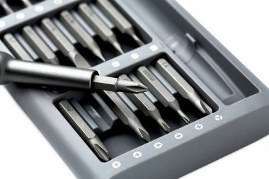 Tornavida için birkaç parça. Tornavida için metal parçalar. Ev kullanımı için araç ayarlandı. Tornavidalar için enjektör ve adaptörler. Başı farklı boyutta altıgen sürücüsü.