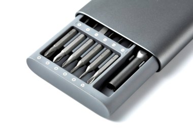 Tornavida için birkaç parça. Tornavida için metal parçalar. Ev kullanımı için araç ayarlandı. Tornavidalar için enjektör ve adaptörler. Başı farklı boyutta altıgen sürücüsü.