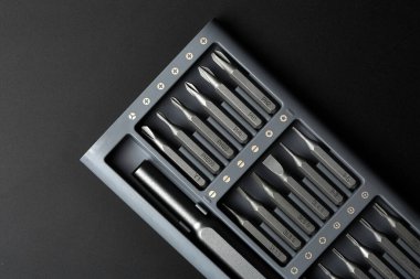 Tornavida için birkaç parça. Tornavida için metal parçalar. Ev kullanımı için araç ayarlandı. Tornavidalar için enjektör ve adaptörler. Başı farklı boyutta altıgen sürücüsü.