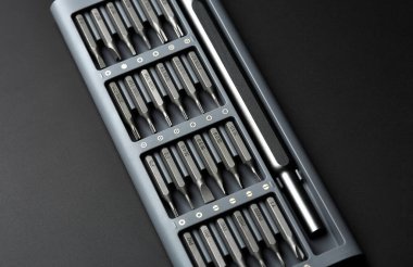 Tornavida için birkaç parça. Tornavida için metal parçalar. Ev kullanımı için araç ayarlandı. Tornavidalar için enjektör ve adaptörler. Başı farklı boyutta altıgen sürücüsü.