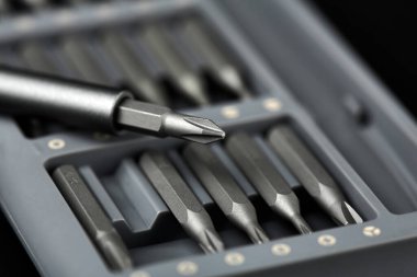 Tornavida için birkaç parça. Tornavida için metal parçalar. Ev kullanımı için araç ayarlandı. Tornavidalar için enjektör ve adaptörler. Başı farklı boyutta altıgen sürücüsü.