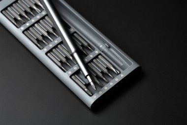 Tornavida için birkaç parça. Tornavida için metal parçalar. Ev kullanımı için araç ayarlandı. Tornavidalar için enjektör ve adaptörler. Başı farklı boyutta altıgen sürücüsü.