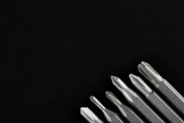 Tornavida için birkaç parça. Tornavida için metal parçalar. Ev kullanımı için araç ayarlandı. Tornavidalar için enjektör ve adaptörler. Başı farklı boyutta altıgen sürücüsü.