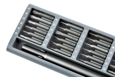 Tornavida için birkaç parça. Tornavida için metal parçalar. Ev kullanımı için araç ayarlandı. Tornavidalar için enjektör ve adaptörler. Başı farklı boyutta altıgen sürücüsü.