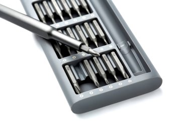 Tornavida için birkaç parça. Tornavida için metal parçalar. Ev kullanımı için araç ayarlandı. Tornavidalar için enjektör ve adaptörler. Başı farklı boyutta altıgen sürücüsü.