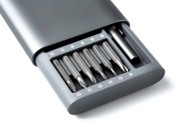 Tornavida için birkaç parça. Tornavida için metal parçalar. Ev kullanımı için araç ayarlandı. Tornavidalar için enjektör ve adaptörler. Başı farklı boyutta altıgen sürücüsü.