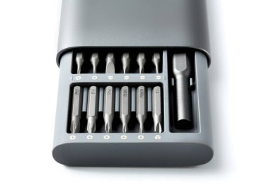 Tornavida için birkaç parça. Tornavida için metal parçalar. Ev kullanımı için araç ayarlandı. Tornavidalar için enjektör ve adaptörler. Başı farklı boyutta altıgen sürücüsü.