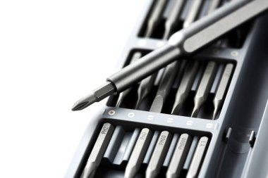 Tornavida için birkaç parça. Tornavida için metal parçalar. Ev kullanımı için araç ayarlandı. Tornavidalar için enjektör ve adaptörler. Başı farklı boyutta altıgen sürücüsü.