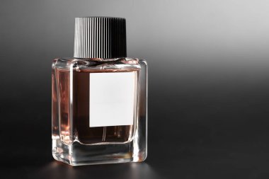 Bir şişe parfüm. Karanlık arka planda bir kavanoz dolusu parfüm..