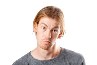 Beyaz bir arka planda, Avrupa görünümlü sarışın bir adamın erkek portresi. Duygular.