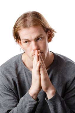 Beyaz bir arka planda, Avrupa görünümlü sarışın bir adamın erkek portresi. Duygular.