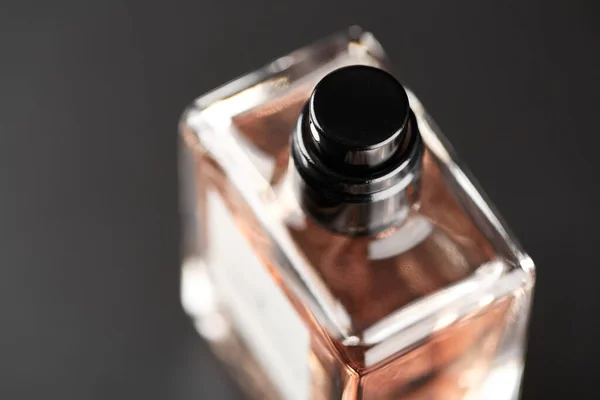 Sticla Parfum Borcan Complet Parfum Fundal Întunecat — Fotografie, imagine de stoc