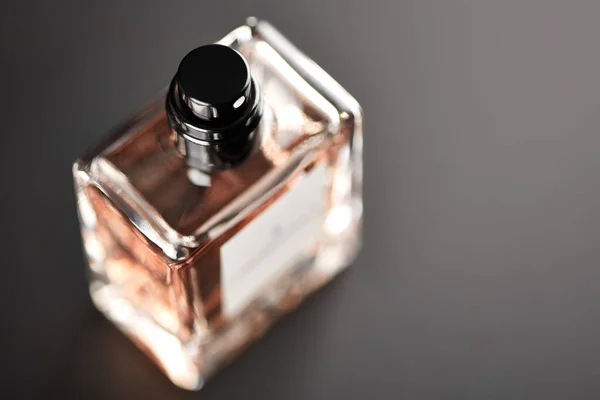 Sticla Parfum Borcan Complet Parfum Fundal Întunecat — Fotografie, imagine de stoc