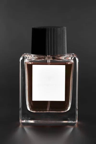 香水のボトル 暗い背景に香水の完全な瓶 — ストック写真