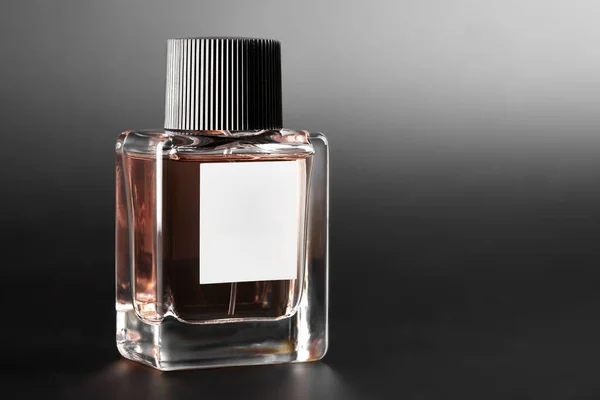 香水のボトル 暗い背景に香水の完全な瓶 — ストック写真