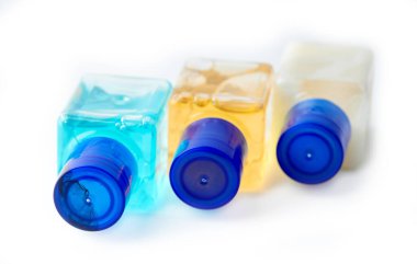 Beyaz arka planda şampuan ve duş jeli. Otelin kozmetik şişeleri beyaza izole edilmiş. Mini şişe takımı.