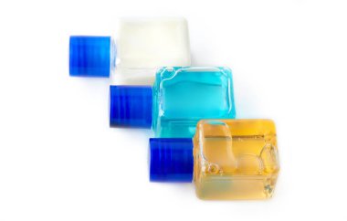 Beyaz arka planda şampuan ve duş jeli. Otelin kozmetik şişeleri beyaza izole edilmiş. Mini şişe takımı.