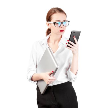 Beyaz arka planda izole edilmiş bir iş kadını. Ofis tarzı. Kırmızı rujlu, elinde laptop olan beyaz gömlekli bir kadın..