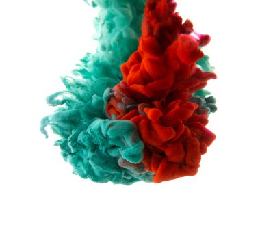 Suda boya var. Beyaz arka planda suda soyut mürekkep. Beyaz arka planda suluboya mürekkep. Güçlü bir yeşil renk patlaması.