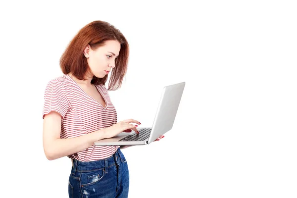 インターネットをサーフィン ラップトップで作業している女の子 白い背景に隔離された — ストック写真