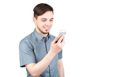 Genç adam beyaz arka planda akıllı telefonlara cevap veriyor. Bir adam telefonda konuşuyor.