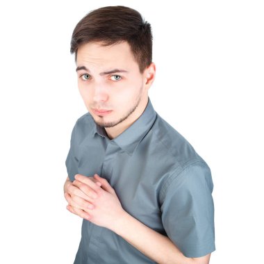 Sıradan bir yakışıklılık. Beyaz arka planda duran kendine güvenen genç, yakışıklı bir adam. Genç bir adamın portresi. Beyaz arka planda mutlu bir adam.