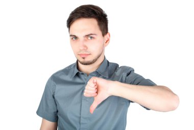 Neşeli genç adam beyaz arka planda başparmak kaldırıyor. Yaşam tarzı ve insan konsepti: Mutlu yakışıklı bir adam izole edilmiş bir geçmişi onaylıyor. Beyaz arka plandaki adam.