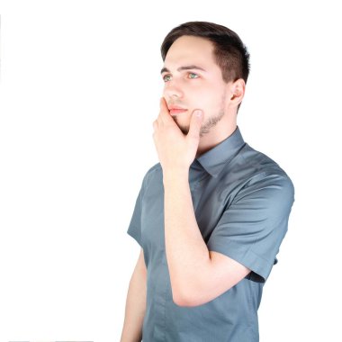 Beyaz arka planda düşünceli görünüşlü bir adam. Beyaz arka planda duran yakışıklı bir adam. Genç adam arka planda izole edildi. Genç bir adamın portresi. Beyaz arka planda bir adam