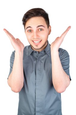 Sıradan bir yakışıklılık. Beyaz arka planda duran kendine güvenen genç, yakışıklı bir adam. Mutlu Genç Adam tecrit edilmiş arka plan. Genç bir adamın parlak bir gülümseme portresi. Beyaz arka planda mutlu bir adam.