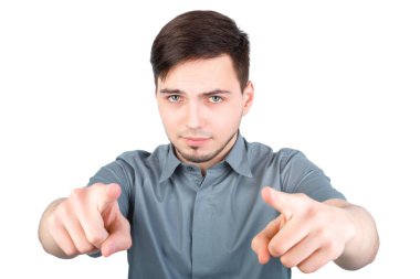 Beyaz arka planda seni işaret eden yakışıklı bir gencin portresi. Kızgın çekici genç adam seni işaret ediyor.