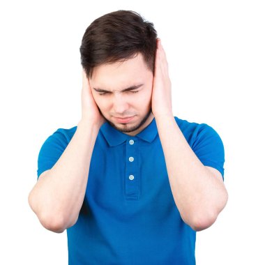 Genç adam kulaklarını kapatıp bağırıyor. Genç adam kulaklarını kapatıyor, gözlerini kapatıyor, beyaz arka planda soyutlanıyor. Şeytani kavram duymuyorum. Duygular yüz ifadeleri ve iletişim işaretleri