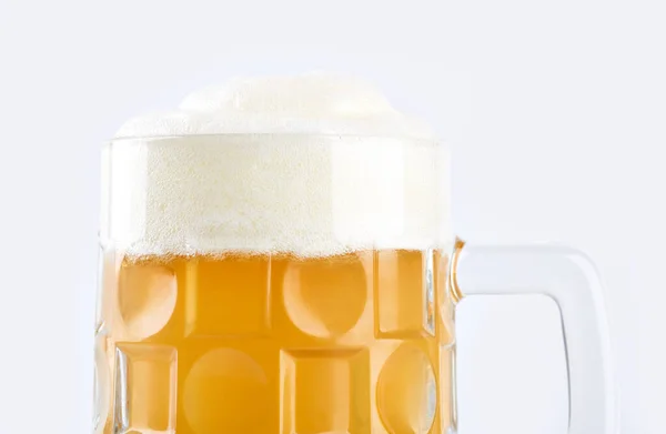 白い背景に緑のホップ 小麦の耳と穀物とビールのマグカップやボトル 濾過されていないビール アルコール飲料 ホップ — ストック写真
