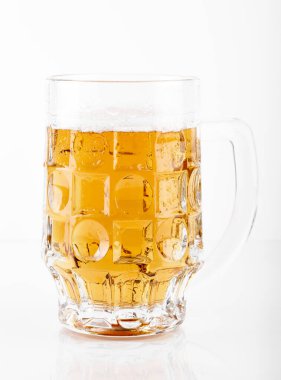 Yeşil zıpzıp, buğday kulağı ve beyaz zemin üzerinde tahıl olan bardak ve bir şişe bira. Filtresiz bira. Alkollü içecekler. Zıpla.