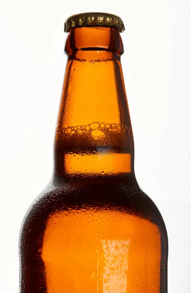 Студийное Фото Бутылки Пива Белом Фоне Капает Холодная Бутылка Пива — стоковое фото