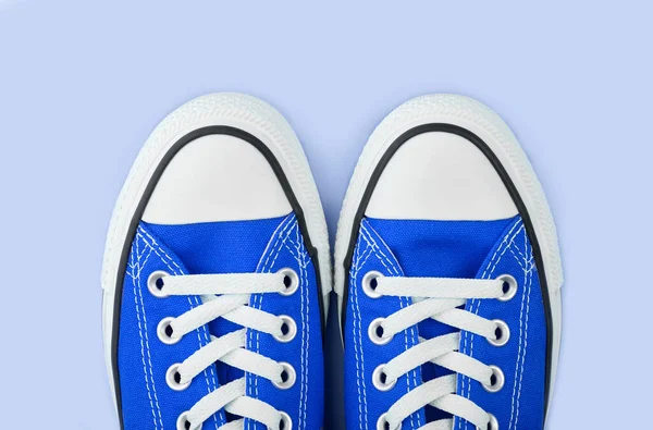 Tênis Azul Tênis Azul Fundo Azul Com Espaço Cópia Sapatos — Fotografia de Stock