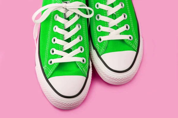 Sapatilhas Verdes Fundo Rosa Com Espaço Cópia Sapatos Jovens — Fotografia de Stock